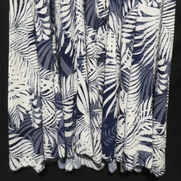 SAMI & JO | large | Navy & White Floral Pattern Short Sleeve Dress | Scoop Neck - Picture 7 of 16